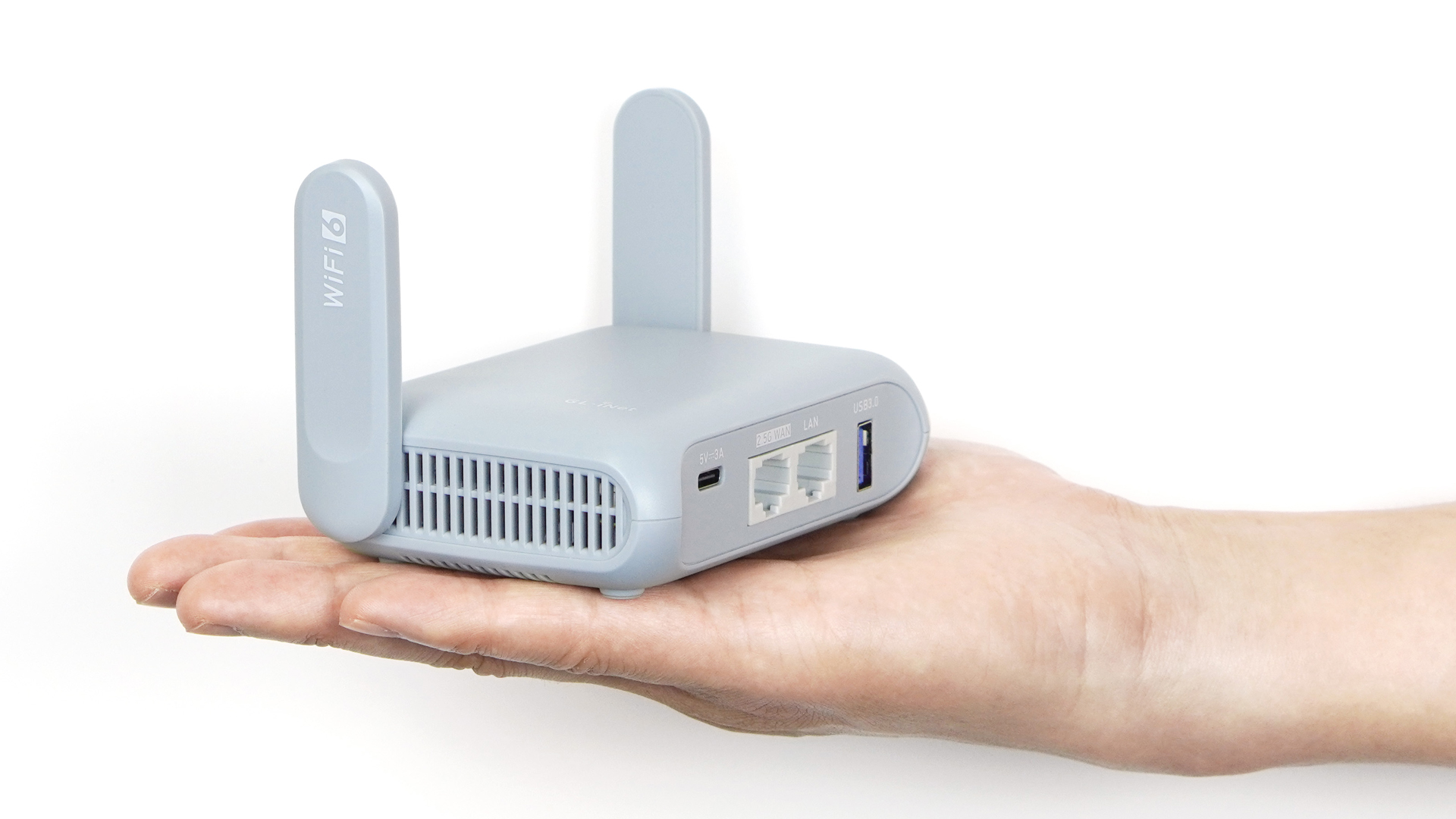 GL.iNet Beryl AX Reise-Router in der Hand – kaum größer als eine Handfläche